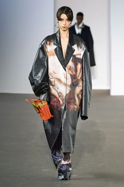 Look 16